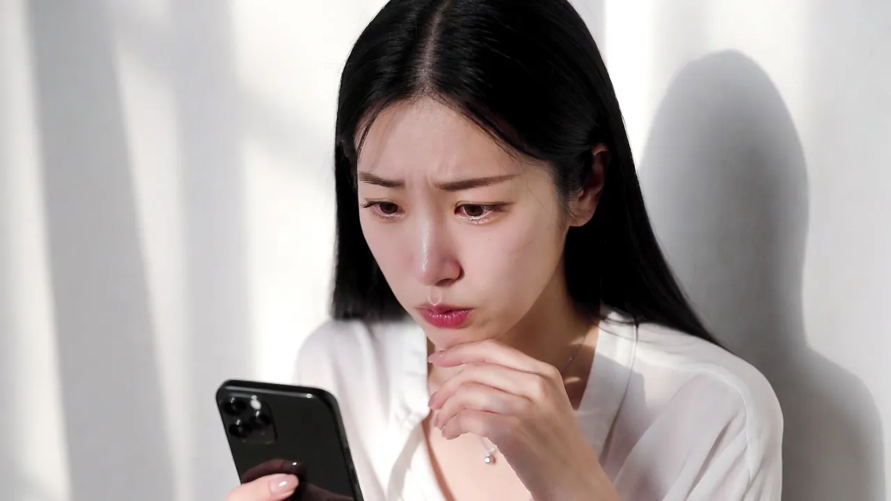 스마트폰으로 병원 정보를 검색하는 여성 환자