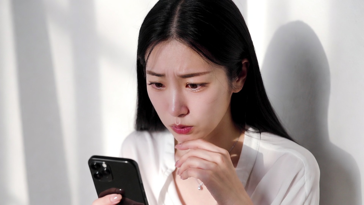 스마트폰으로 병원 정보를 검색하는 여성 환자